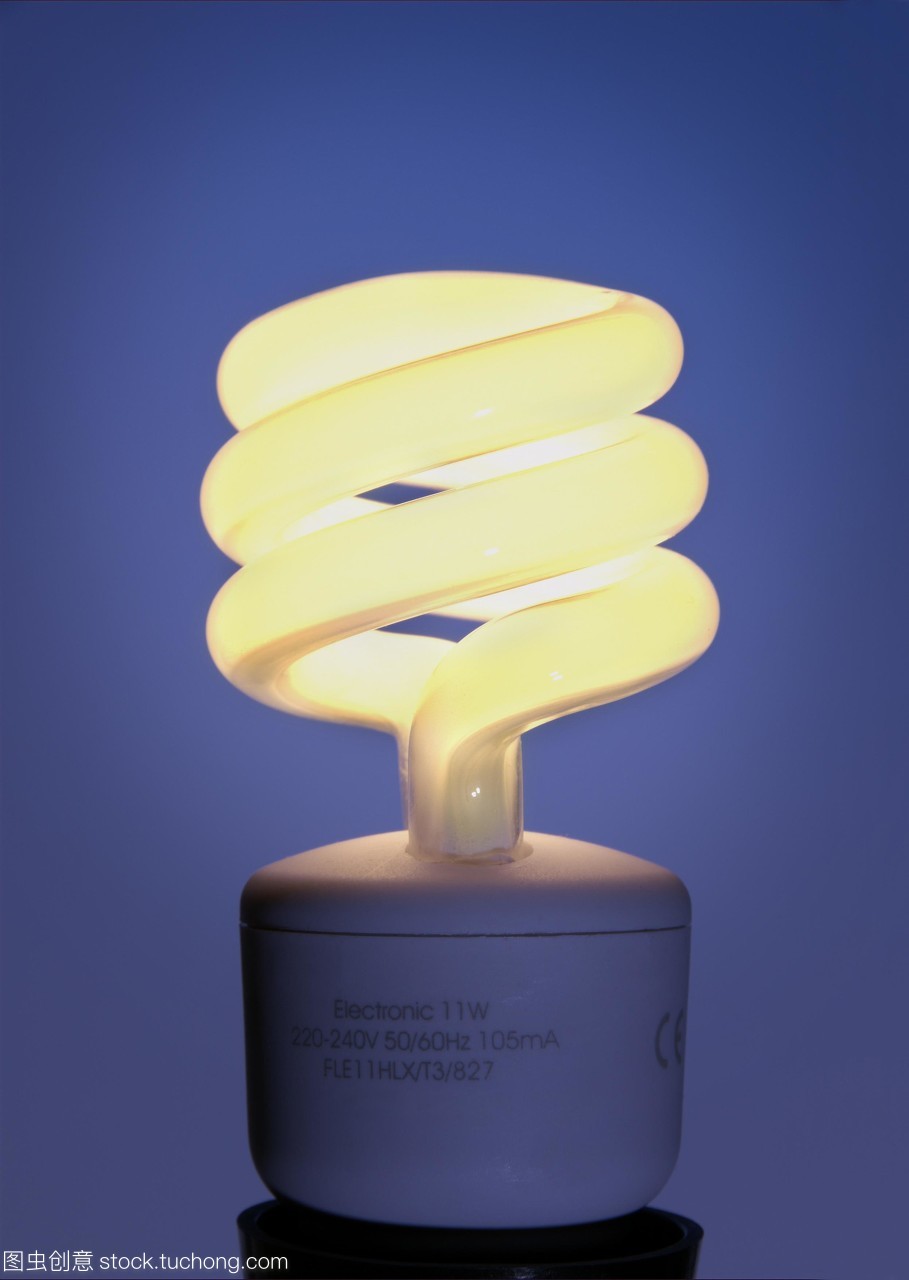 節(jié)能燈泡。這種緊湊型熒光燈泡由含有惰性氣體和汞蒸氣的含磷玻璃管組成。當(dāng)電流通過管道時(shí),汞氣體會(huì)被激發(fā),并導(dǎo)致磷發(fā)光。普通的燈絲白熾燈只有10%的能量是光,其余的是熱量。緊湊型熒光燈比燈絲產(chǎn)生的熱量要少得多,因此更多的電能轉(zhuǎn)化為光,提高了效率。